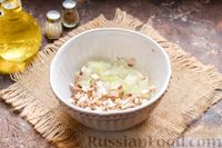 Фото приготовления рецепта: Скумбрия, запечённая с грибами и картошкой - шаг №5
