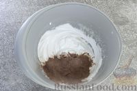 Фото приготовления рецепта: Шоколадный бисквитный рулет c бананами и кремом из сливочного сыра - шаг №9