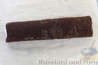 Фото приготовления рецепта: Шоколадный бисквитный рулет c бананами и кремом из сливочного сыра - шаг №22