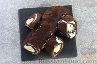 Фото приготовления рецепта: Шоколадный бисквитный рулет c бананами и кремом из сливочного сыра - шаг №24