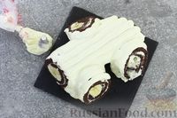 Фото приготовления рецепта: Шоколадный бисквитный рулет c бананами и кремом из сливочного сыра - шаг №25