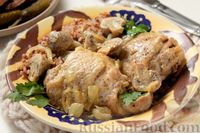 Фото к рецепту: Куриные бёдра, запечённые с грибами и сметаной