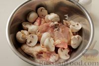 Фото приготовления рецепта: Куриные бёдра, запечённые с грибами и сметаной - шаг №3