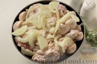 Фото приготовления рецепта: Куриные бёдра, запечённые с грибами и сметаной - шаг №5