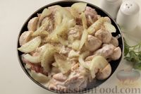 Фото приготовления рецепта: Куриные бёдра, запечённые с грибами и сметаной - шаг №6