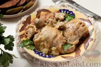 Фото приготовления рецепта: Куриные бёдра, запечённые с грибами и сметаной - шаг №8