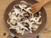 Фото приготовления рецепта: Тушёная цветная капуста с грибами - шаг №7