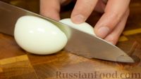Фото приготовления рецепта: Закуска из розовых фаршированных яиц - шаг №2