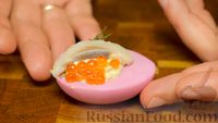 Фото приготовления рецепта: Закуска из розовых фаршированных яиц - шаг №6