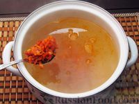 Фото приготовления рецепта: Рисовый суп с мясными фрикадельками и томатной пастой - шаг №10