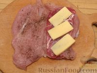 Фото приготовления рецепта: Куриное филе, фаршированное сыром и ветчиной - шаг №7