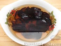 Фото приготовления рецепта: Куриные рулетики, запечённые в беконе, с черносливом и моцареллой - шаг №2
