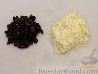 Фото приготовления рецепта: Куриные рулетики, запечённые в беконе, с черносливом и моцареллой - шаг №5
