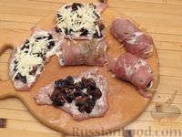 Фото приготовления рецепта: Куриные рулетики, запечённые в беконе, с черносливом и моцареллой - шаг №6