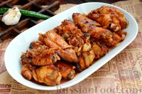 Фото к рецепту: Запечённые куриные крылышки в остром медово-соевом маринаде с чесноком