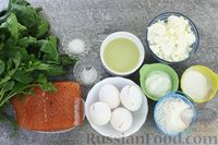 Фото приготовления рецепта: Закусочные пирожные из шпинатного бисквита с творожной начинкой и красной рыбой - шаг №1
