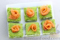 Фото приготовления рецепта: Закусочные пирожные из шпинатного бисквита с творожной начинкой и красной рыбой - шаг №22