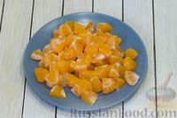 Фото приготовления рецепта: Десерт из зефира и мандаринов с грецкими орехами и сметаной - шаг №3