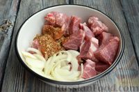 Фото приготовления рецепта: Шашлык из свинины, запечённый с луком (в рукаве) - шаг №4