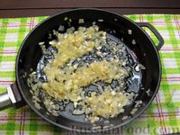 Фото приготовления рецепта: Стручковая фасоль, тушенная с консервированными помидорами - шаг №5