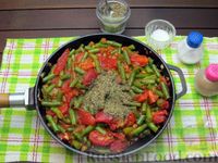 Фото приготовления рецепта: Стручковая фасоль, тушенная с консервированными помидорами - шаг №11