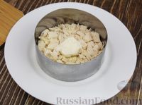 Фото приготовления рецепта: Слоёный салат с курицей, шампиньонами, курагой и сыром - шаг №7