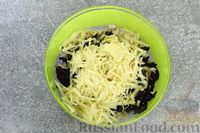 Фото приготовления рецепта: Салат с курицей, черносливом, морковью по-корейски, кукурузой и сыром - шаг №9