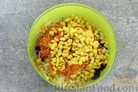 Фото приготовления рецепта: Салат с курицей, черносливом, морковью по-корейски, кукурузой и сыром - шаг №11