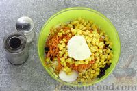 Фото приготовления рецепта: Салат с курицей, черносливом, морковью по-корейски, кукурузой и сыром - шаг №12
