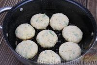 Фото приготовления рецепта: Рыбные котлеты с картофелем, сыром и зеленью - шаг №15