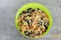 Фото приготовления рецепта: Салат с курицей, черносливом, морковью по-корейски, кукурузой и сыром - шаг №13