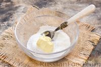 Фото приготовления рецепта: Маффины на йогурте, с орехами, изюмом, цедрой и розмарином - шаг №2