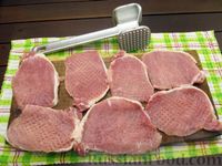 Фото приготовления рецепта: Отбивные из свинины, запечённые с шампиньонами и сыром - шаг №3