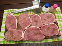 Фото приготовления рецепта: Отбивные из свинины, запечённые с шампиньонами и сыром - шаг №4