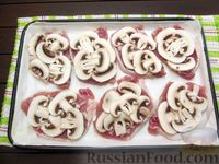 Фото приготовления рецепта: Отбивные из свинины, запечённые с шампиньонами и сыром - шаг №9