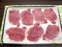 Фото приготовления рецепта: Отбивные из свинины, запечённые с шампиньонами и сыром - шаг №7