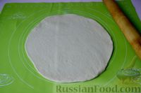 Фото приготовления рецепта: Дрожжевой пирог на кефире, с колбасой и сыром - шаг №9