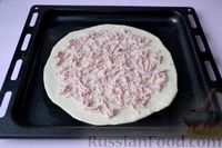 Фото приготовления рецепта: Дрожжевой пирог на кефире, с колбасой и сыром - шаг №11