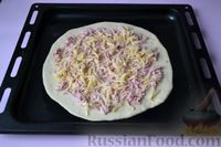 Фото приготовления рецепта: Дрожжевой пирог на кефире, с колбасой и сыром - шаг №12