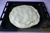Фото приготовления рецепта: Дрожжевой пирог на кефире, с колбасой и сыром - шаг №13