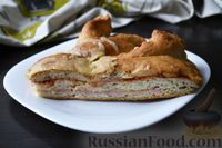 Фото к рецепту: Дрожжевой пирог на кефире, с колбасой и сыром