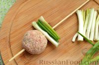 Фото приготовления рецепта: Шашлычки из мясного фарша с зелёным луком, на шпажках (в духовке) - шаг №9