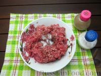 Фото приготовления рецепта: Суп с перловкой, мясными фрикадельками и солёными огурцами - шаг №7