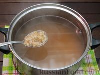 Фото приготовления рецепта: Суп с перловкой, мясными фрикадельками и солёными огурцами - шаг №6