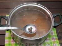 Фото приготовления рецепта: Суп с перловкой, мясными фрикадельками и солёными огурцами - шаг №12