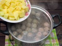 Фото приготовления рецепта: Суп с перловкой, мясными фрикадельками и солёными огурцами - шаг №13