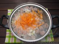 Фото приготовления рецепта: Суп с перловкой, мясными фрикадельками и солёными огурцами - шаг №16