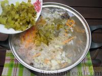 Фото приготовления рецепта: Суп с перловкой, мясными фрикадельками и солёными огурцами - шаг №17