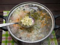 Фото приготовления рецепта: Суп с перловкой, мясными фрикадельками и солёными огурцами - шаг №18