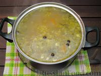 Фото приготовления рецепта: Суп с перловкой, мясными фрикадельками и солёными огурцами - шаг №19